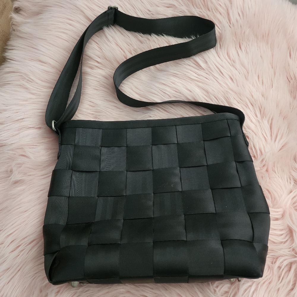 Harvey's Seatbelt Bag black woven crossbody messenger bag
